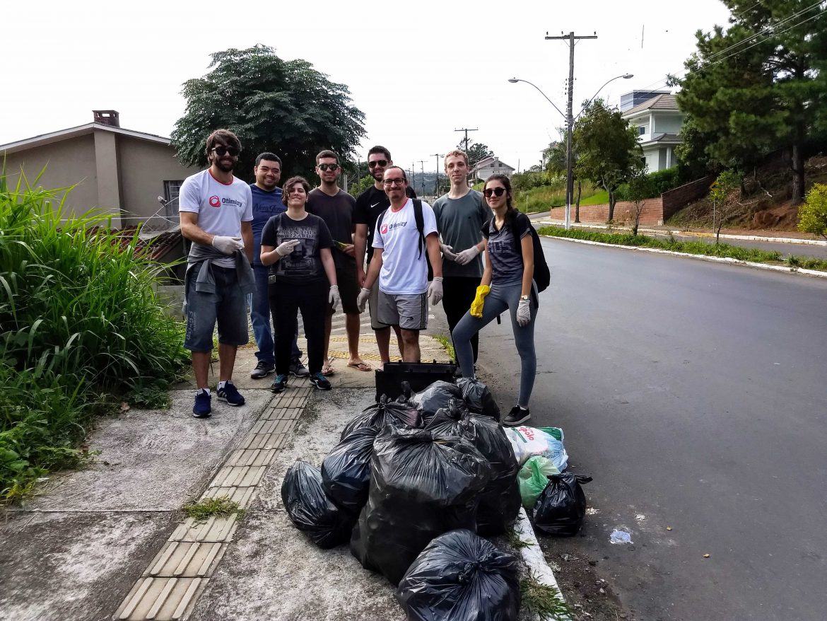 Equipe da Otimizy Sistemas recolhe 15 sacos de lixo em ação ambiental
